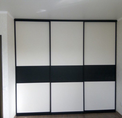 Белый с черной полосой шкаф на три двери в полуторке