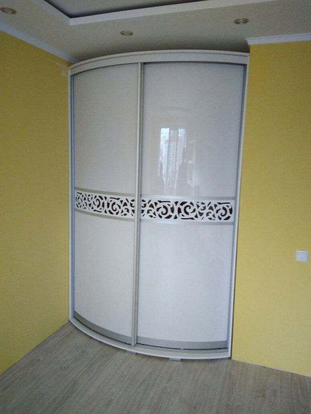 Встроенный белый радиусный шкаф с узором