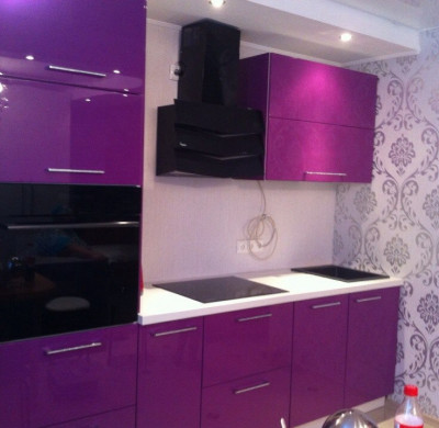 Прямой фиолетовый кухонный гарнитур с глянцевыми фасадами
