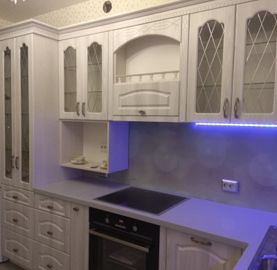 Белая угловая кухня с радиусными фасадами в классическом стиле