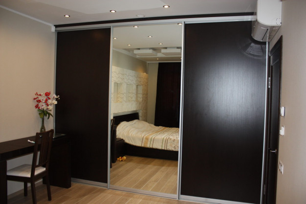 Большой трехдверный шкаф с зеркалом в спальню