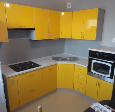 Желтый угловой кухонный гарнитур с белой столешницей