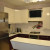Бордово-белый угловой кухонный гарнитур с барной стойкой
