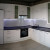 Белый угловой кухонный гарнитур с тёмно-серой столешницей