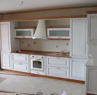 Белый дубовый угловой кухонный гарнитур с барной стойкой