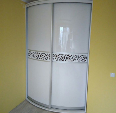 Встроенный белый радиусный шкаф с узором