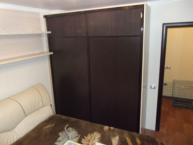 Шкаф купе на 2 двери в спальню с коричневым фасадом