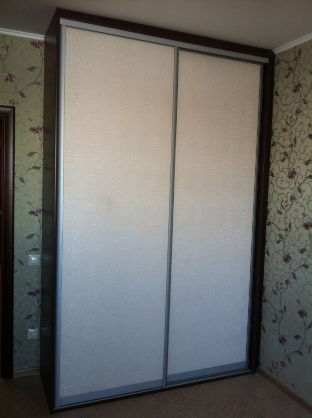 Двухдверный шкаф в спальню с бежевым фасадом из кожи