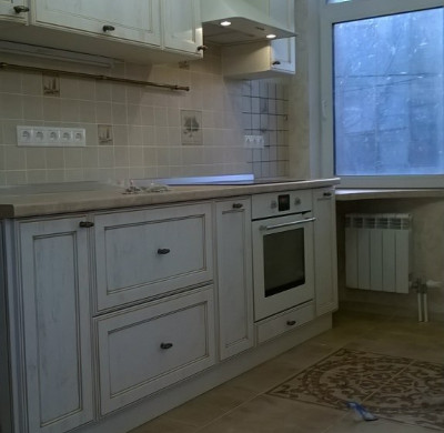 Белый кухонный гарнитур с радиусными дубовыми дверями