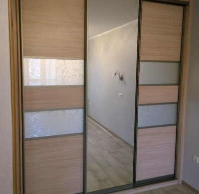 Встроенный трехдверный шкаф с зерккалом в спальню