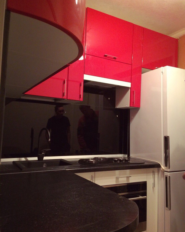 Трехцветный угловой кухонный гарнитур с радиусными фасадами