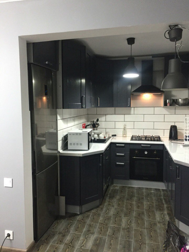 П-образный кухонный гарнитур с серыми фасадами
