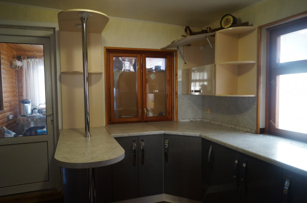 Тёмно-серый п-образный кухонный гарнитур в частном доме