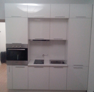 Трехуровневый белый кухонный гарнитур со встроенной техникой