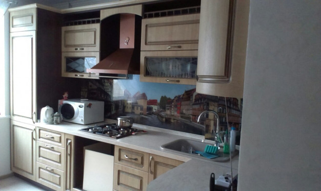 Коричневый угловой кухонный гарнитур с радиусными фасадами