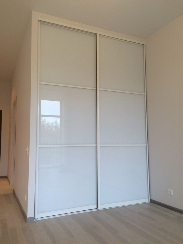Белый небольшой шкаф на 2 двери из стекла лакобель