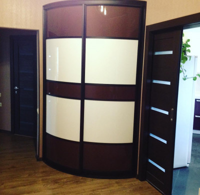 Угловой радиусный шкаф-купе в коридор с комбинированными дверями
