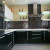 Чёрный угловой кухонный гарнитур с белыми навесными шкафами