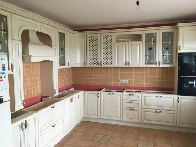 Дубовый белый угловой кухонный гарнитур в классическом стиле