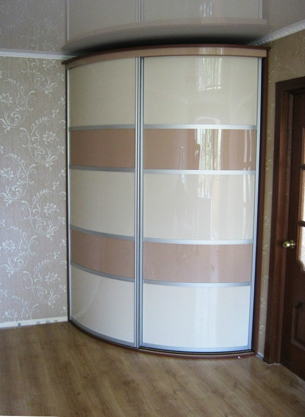 Встроенный радиусный шкаф на 2 двери с бежевыми фасадами
