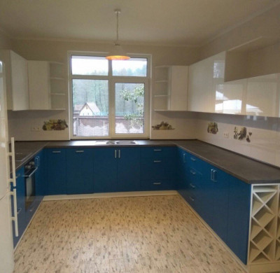 Синяя п-образная кухня с белыми навесными шкафами