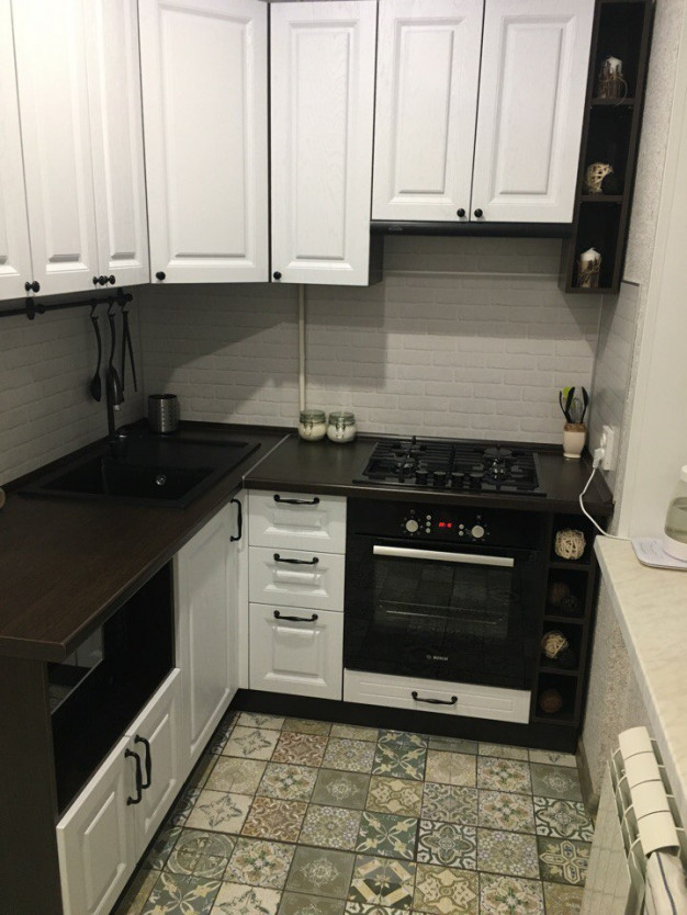 Классическая тёмно-коричневая угловая кухня с белыми фасадами