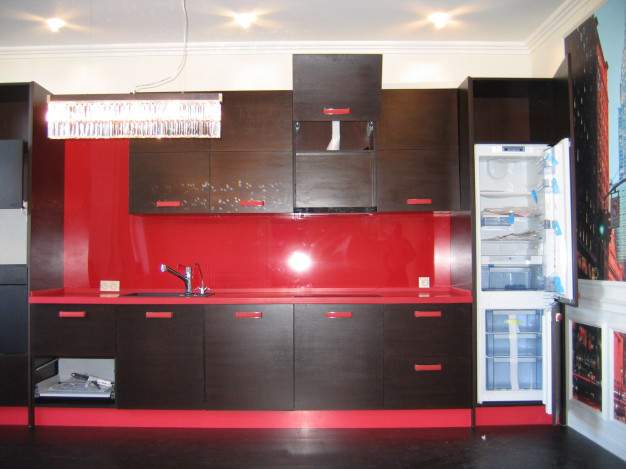 Прямой двухцветный красно-коричневый кухонный гарнитур