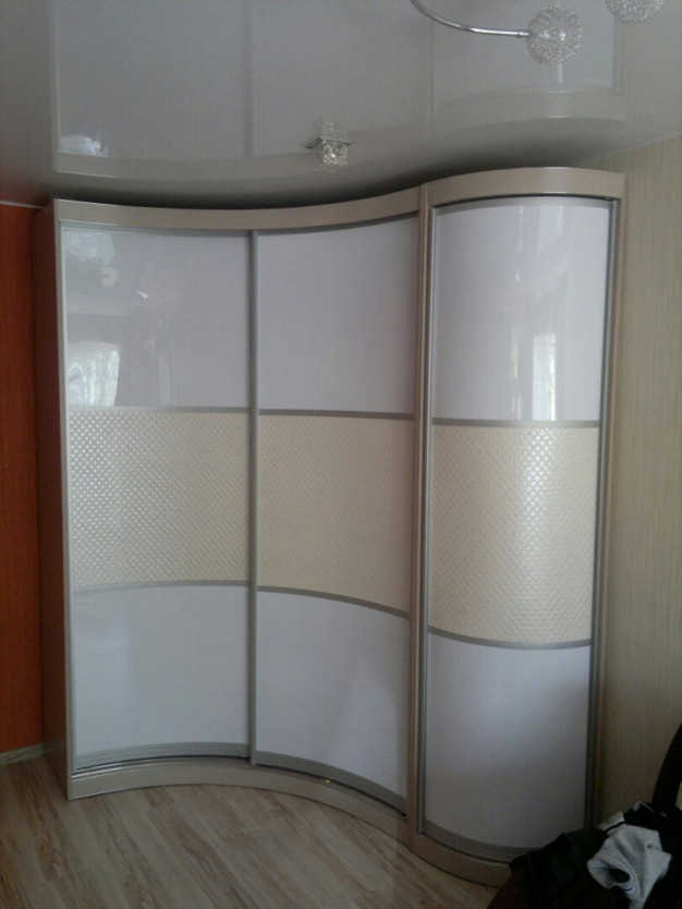 Белый радиусный шкаф в спальню с вставками из экокожи