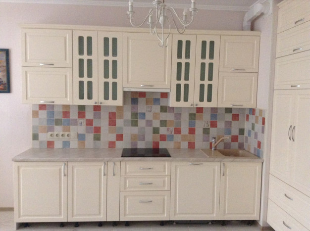 Кремовый кухонный гарнитур с дверями из МДФ