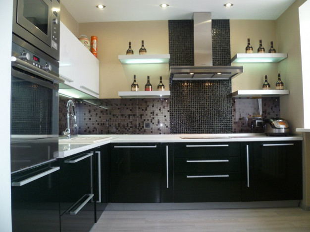 Чёрный угловой кухонный гарнитур с белыми навесными шкафами