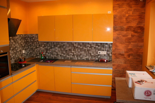 Желтый угловой кухонный гарнитур 9 кв.м в частном доме