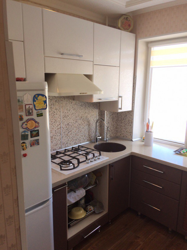 Угловая кухня с двухцветными коричнево-белыми фасадами