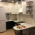 Небольшой угловой кухонный гарнитур с двухцветными фасадами