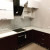 Угловой черно-белый кухонный гарнитур с глянцевым фасадом