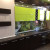 Яркий коричнево-зеленый кухонный гарнитур с глянцевыми фасадами