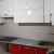 Красно-белая угловая кухня с радиусными фасадами