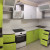 Зелёная угловая кухня с белыми навесными шкафами и пеналом