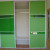 Зеленый трехдверный шкаф с комбинированными дверями