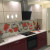 Красный угловой кухонный гарнитур с бежевыми навесными шкафами