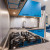 Яркий синий угловой кухонный гарнитур в студию