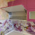 Розовая угловая кухня с белой столешницей