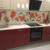 Красный угловой кухонный гарнитур с бежевыми навесными шкафами