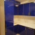 Большой синий п-образный кухонный гарнитур до потолка