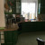 Зелёная п-образная классическая кухня с дубовыми фасадами