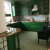 Зелёная п-образная классическая кухня с дубовыми фасадами